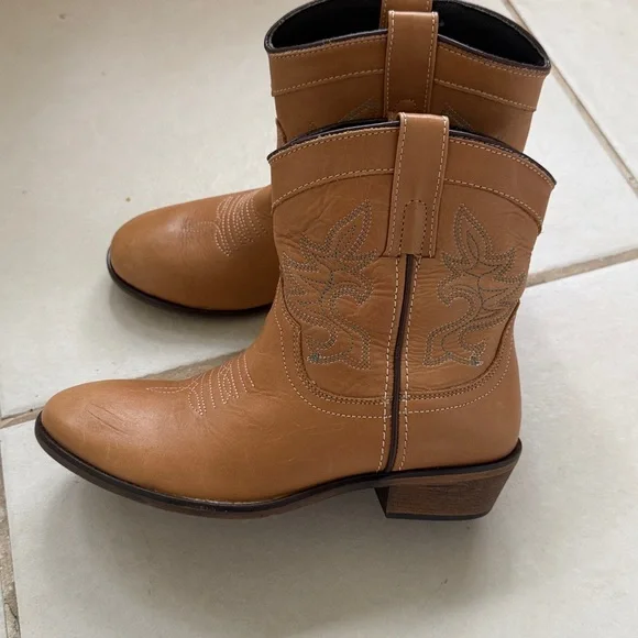 Dingo Booties, 7M, Great Condition - Picture 2 of 8